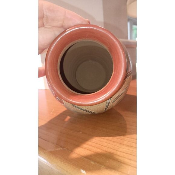 Costa Rica Art Pottery Sgraffito Vase Butterfly Fish Design Etched Painted 7.25" - Picture 9 of 9